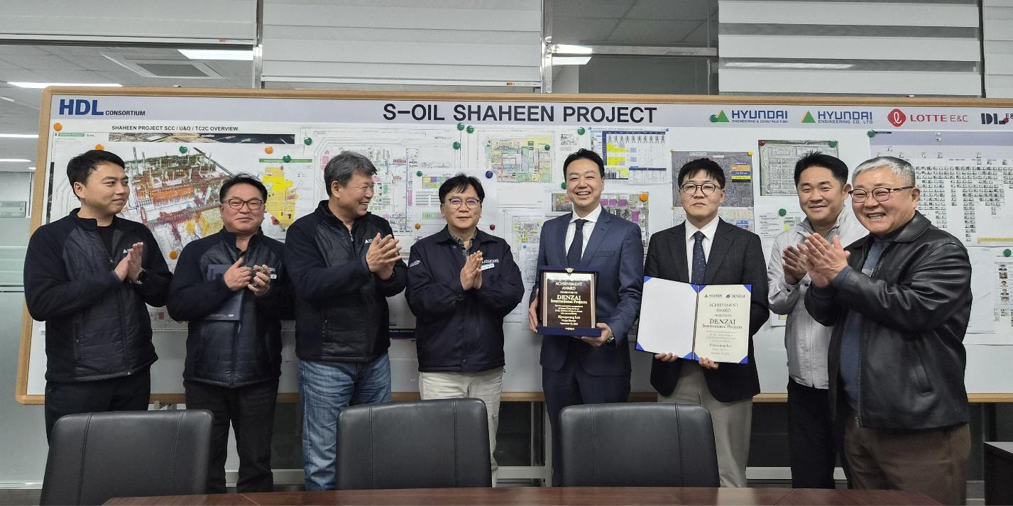 S-OILシャヒーン・プロジェクトの功労賞を手にするプロジェクトチーム